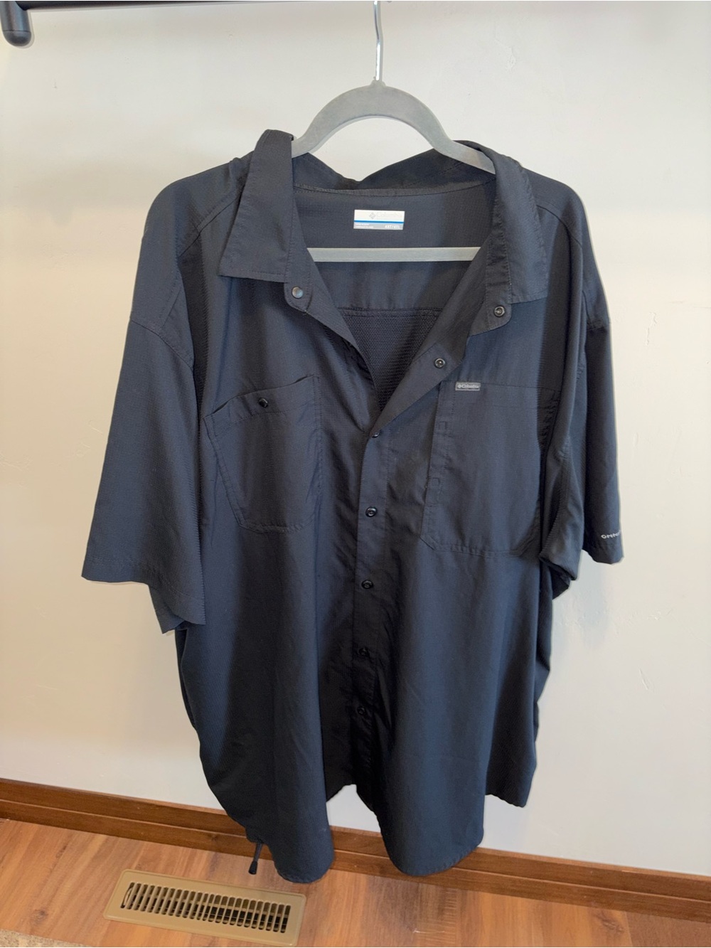 Columbia Casual Black Short-Sleeve Button-Down Shirt